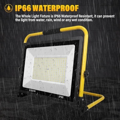 Projetor de luz LED preto e amarelo à prova de água com texto IP66