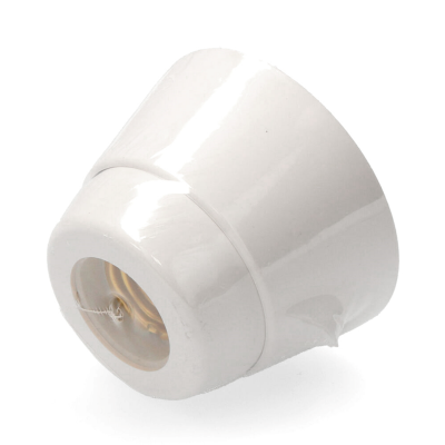 Tomada elétrica branca de parede em plástico brilhante