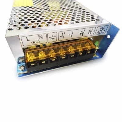 Fonte de alimentação elétrica metálica com conectores amarelos e pretos e etiqueta com texto