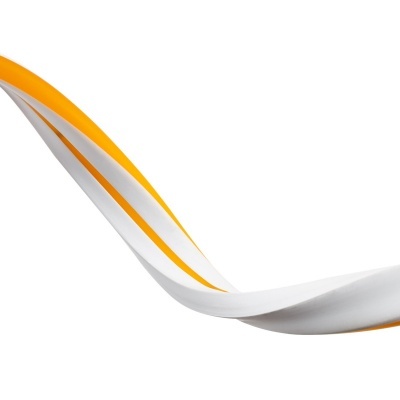 Colher de plástico branca com interior amarelo