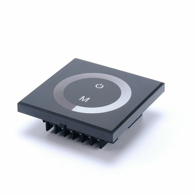 Comando táctil quadrado preto com ícones e botão 'M'