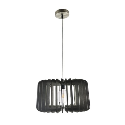 Candeeiro de teto suspenso com estrutura em madeira preta e lâmpada visível