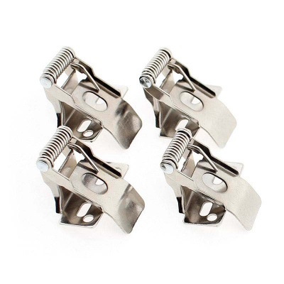 Quatro grampos metálicos prateados com molas