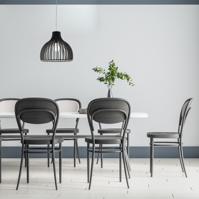 Mesa de jantar branca com cadeiras metálicas pretas e candeeiro de teto negro