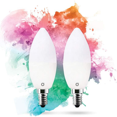 Dois candeeiros LED em forma de vela com base metálica prateada e fundo colorido aquarelado