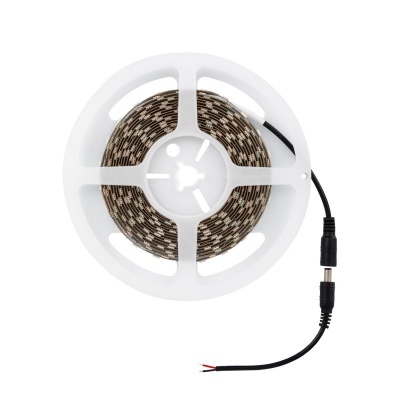 Rolo de fita LED castanha e bege numa base branca com cabo preto