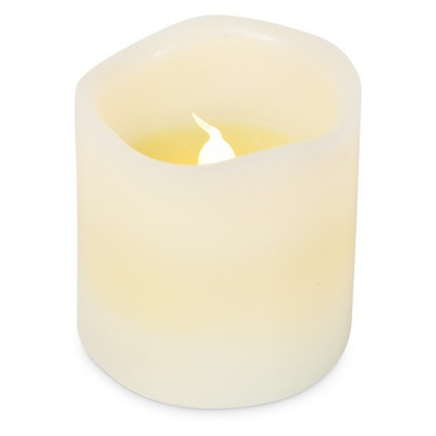 Vela branca cilíndrica com chama