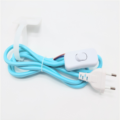 Cabo elétrico azul com ficha e interruptor brancos sobre fundo branco