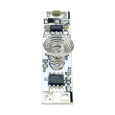 Placa eletrónica branca com mola metálica e componentes eletrónicos