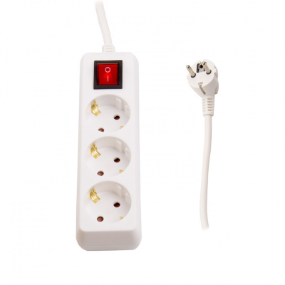 Extensão elétrica branca com três tomadas e interruptor vermelho