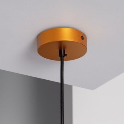 Suspensão de teto com base laranja e cabo preto num teto branco