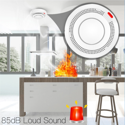 Detector de fumo redondo branco com luz vermelha no teto de cozinha moderna