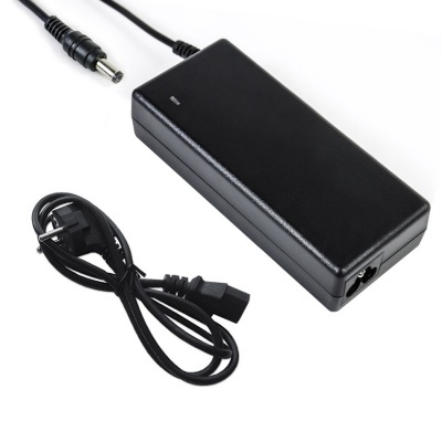 Carregador de energia preto com cabo e ficha