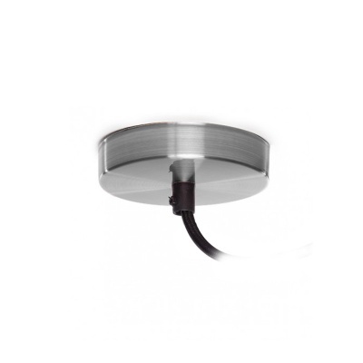 Base metálica circular prateada com cabo preto ligado em fundo branco