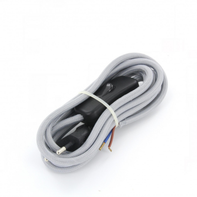 Cabo elétrico cinzento com interruptor e fios desencapados