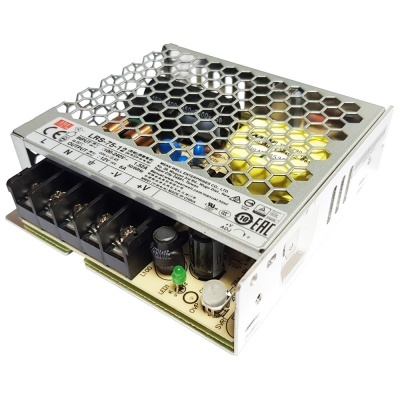 Fonte de alimentação metálica ventilada em padrão hexagonal com conectores e etiqueta. 