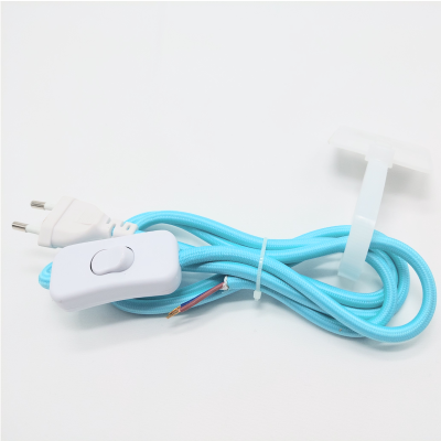 Cabo elétrico azul com plugue branco e interruptor embutido sobre fundo branco