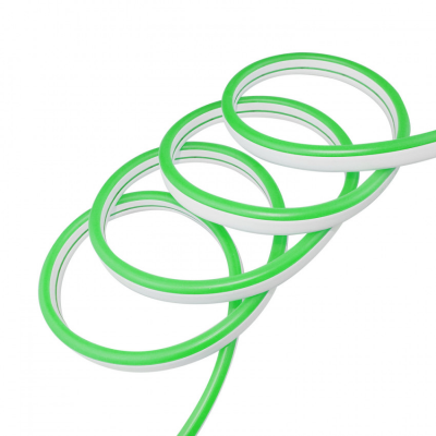 Mangueiras flexíveis verdes e brancas curvas sobre fundo branco