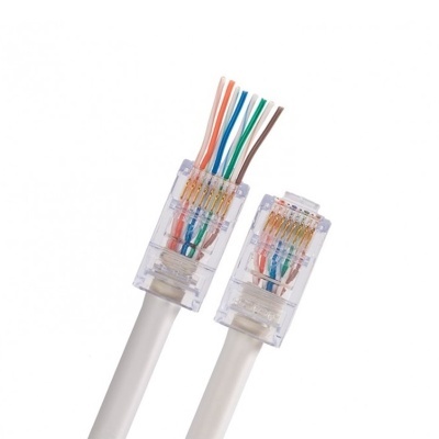 Cabo Ethernet com conectores RJ45 e fios coloridos expostos