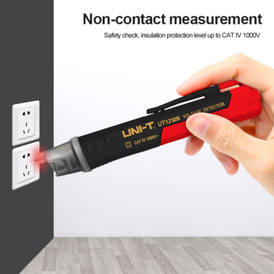 Detector de voltagem preto e vermelho em uso perto de tomadas elétricas brancas