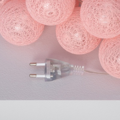 Luzes decorativas rosa em forma de bolas feitas de fios com cabo transparente e ficha de dois pinos