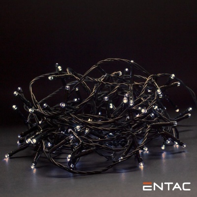 Cordão de luzes LED com fios pretos e luzes brancas acesas em fundo escuro