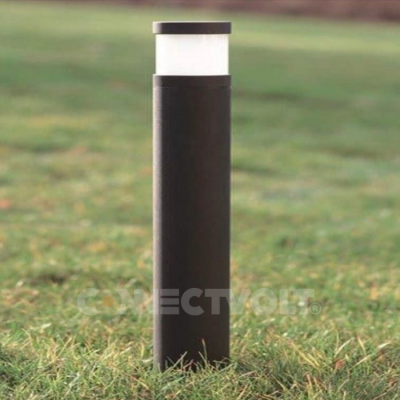 Poste de iluminação exterior preto e branco em relva