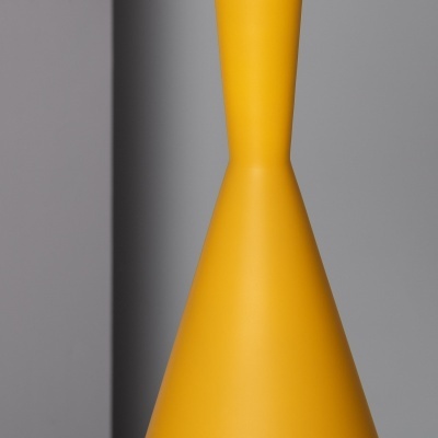 Vaso amarelo de cerâmica com forma cónica