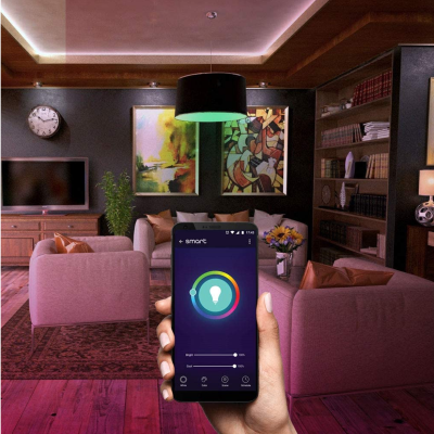 Sala de estar com sofás brancos, estante, televisão, quadro e smartphone a controlar luz