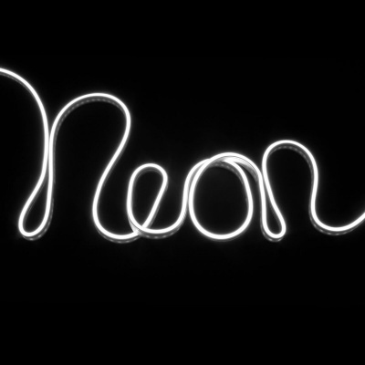 Tubo de luz de néon branco formando a palavra 'neon'