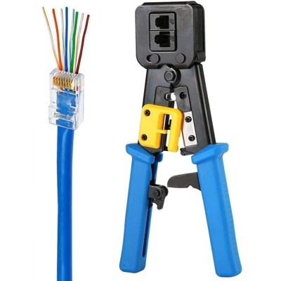 Ferramenta crimpar RJ45 com cabo de rede azul e conector transparente