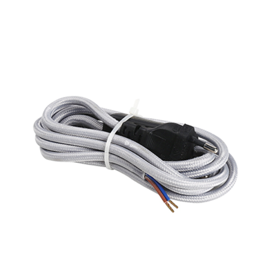 Cabo elétrico cinzento com ficha preta de três pinos e fios expostos.