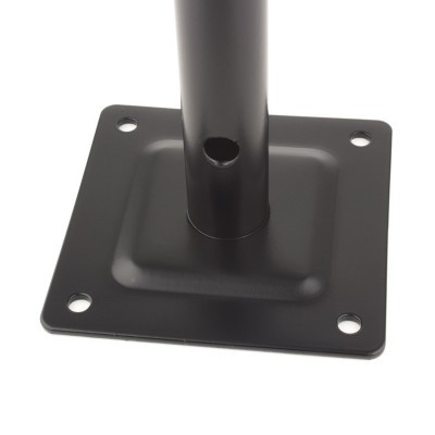 Base metálica preta quadrada com tubo central e furos para parafusos