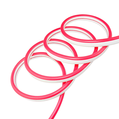 Cabo vermelho e branco enrolado em fundo branco