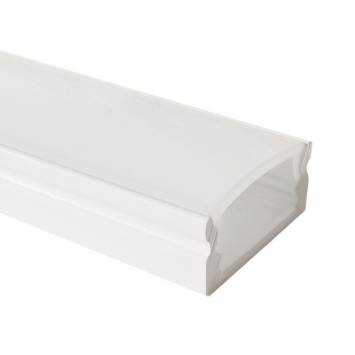 Perfil de calha branco em plástico sobre fundo branco