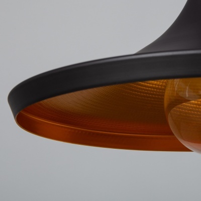 Candeeiro de teto preto com interior cobre e lâmpada visível