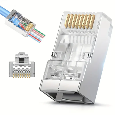 Conectores RJ45 transparentes com contactos dourados para cabos de rede.