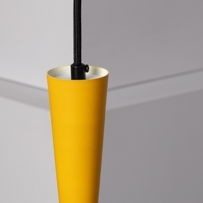 Candeeiro pendente amarelo em forma de cone com interior branco