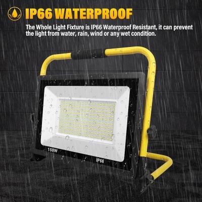 Refletor LED IP66 150W com estrutura amarela e preta em ambiente chuvoso