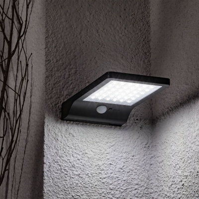 Luminária de parede LED preta com sensor montada em parede cinzenta