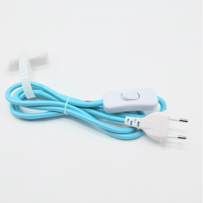 Cabo elétrico azul claro com ficha branca e interruptor.