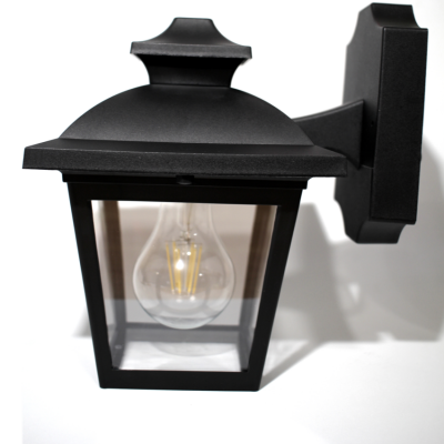 Luminária de parede exterior preta com vidro e lâmpada visível
