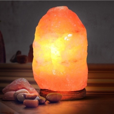 Lâmpada de sal do Himalaia iluminada com pedras decorativas ao lado