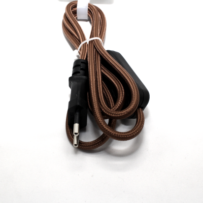 Cabo de áudio castanho com ficha jack 3,5 mm e peça preta