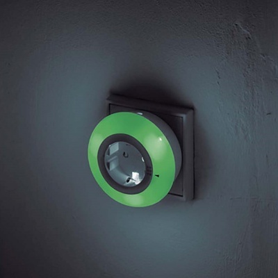 Tomada elétrica branca com anel verde fluorescente embutida numa parede cinza