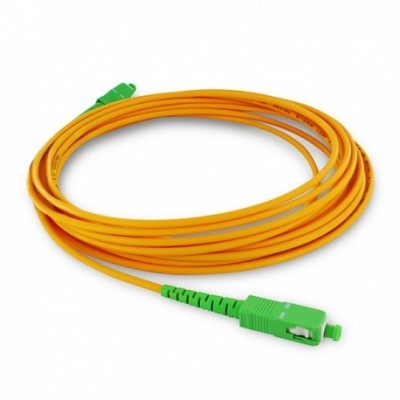 Cabo fibra ótica amarelo com conectores verdes em fundo branco