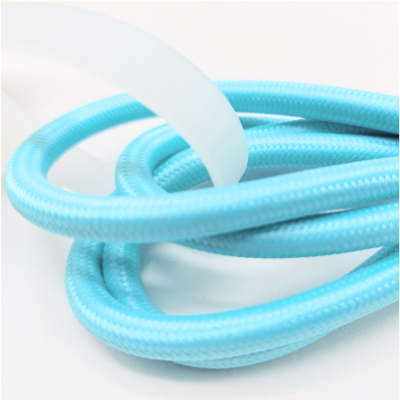 Cabo azul claro de tecido trançado enrolado
