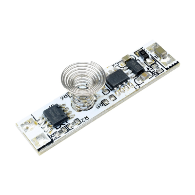 Placa eletrónica branca com mola metálica em espiral e componentes eletrónicos pretos