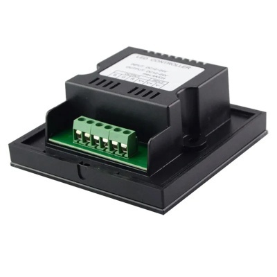 Controlador digital preto com conectores verdes e etiqueta branca