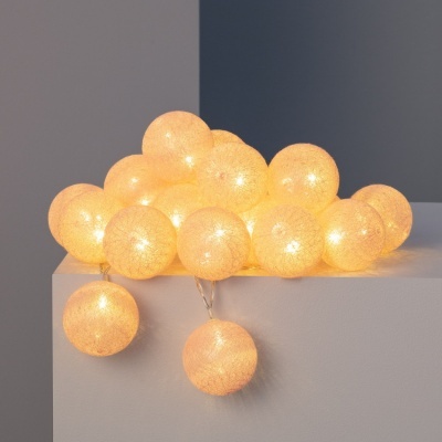 Cordão luminária com esferas translúcidas brancas iluminadas